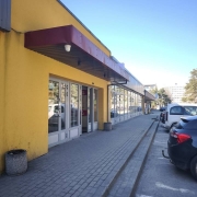 Lease agreement for a functioning second-hand clothing store with goods