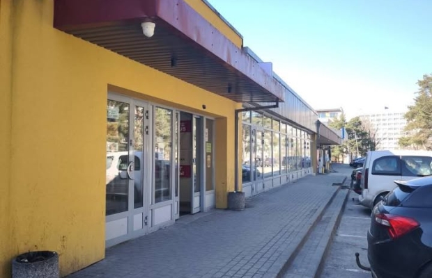 Lease agreement for a functioning second-hand clothing store with goods