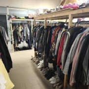 Lease agreement for a functioning second-hand clothing store with goods