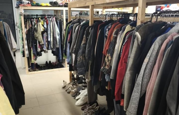 Lease agreement for a functioning second-hand clothing store with goods