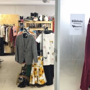 Lease agreement for a functioning second-hand clothing store with goods