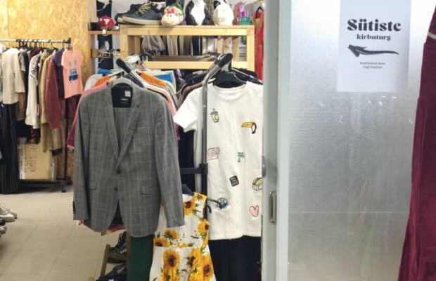 Lease agreement for a functioning second-hand clothing store with goods