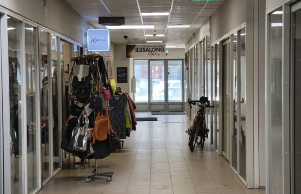 Lease agreement for a functioning second-hand clothing store with goods