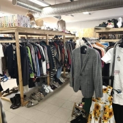 Lease agreement for a functioning second-hand clothing store with goods