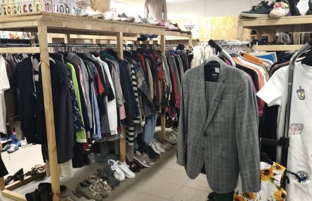 Lease agreement for a functioning second-hand clothing store with goods