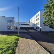 Müüa kaasaegne büroopind, parkimiskohaga