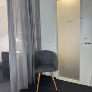 MÜÜA TÖÖTAV BUTIIK-ILUSTUUDIO KOOS MEESKONNA, KOOLITUSPOTENTSIAALI JA DIGITAALSE TARISTUGA