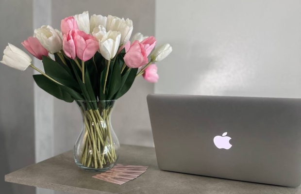 MÜÜA TÖÖTAV BUTIIK-ILUSTUUDIO KOOS MEESKONNA, KOOLITUSPOTENTSIAALI JA DIGITAALSE TARISTUGA