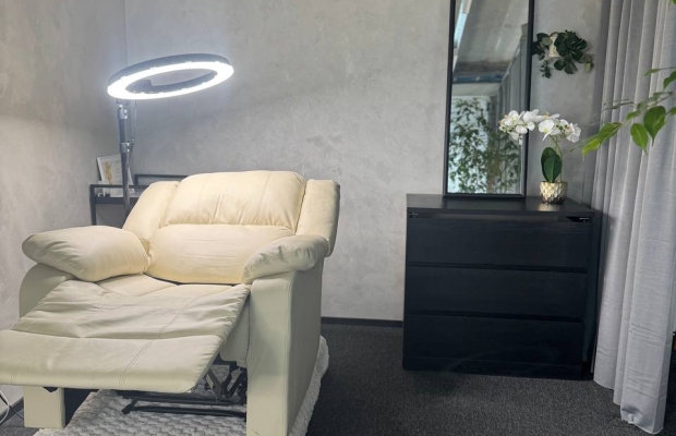 MÜÜA TÖÖTAV BUTIIK-ILUSTUUDIO KOOS MEESKONNA, KOOLITUSPOTENTSIAALI JA DIGITAALSE TARISTUGA