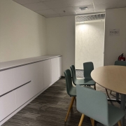 MÜÜA TÖÖTAV BUTIIK-ILUSTUUDIO KOOS MEESKONNA, KOOLITUSPOTENTSIAALI JA DIGITAALSE TARISTUGA