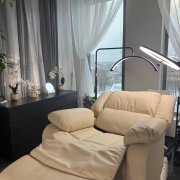 MÜÜA TÖÖTAV BUTIIK-ILUSTUUDIO KOOS MEESKONNA, KOOLITUSPOTENTSIAALI JA DIGITAALSE TARISTUGA