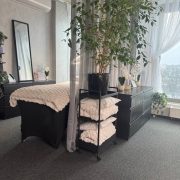 MÜÜA TÖÖTAV BUTIIK-ILUSTUUDIO KOOS MEESKONNA, KOOLITUSPOTENTSIAALI JA DIGITAALSE TARISTUGA