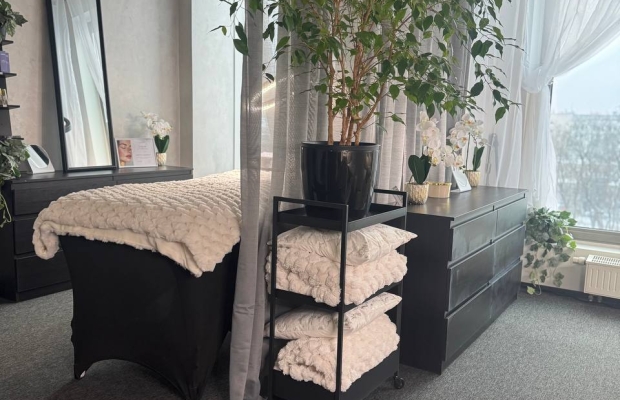 MÜÜA TÖÖTAV BUTIIK-ILUSTUUDIO KOOS MEESKONNA, KOOLITUSPOTENTSIAALI JA DIGITAALSE TARISTUGA