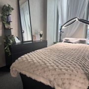 MÜÜA TÖÖTAV BUTIIK-ILUSTUUDIO KOOS MEESKONNA, KOOLITUSPOTENTSIAALI JA DIGITAALSE TARISTUGA