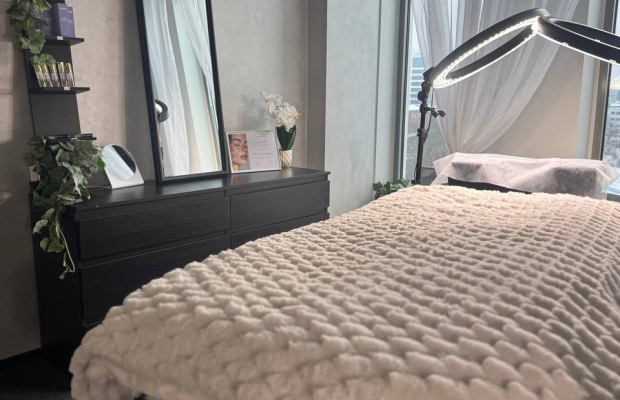 MÜÜA TÖÖTAV BUTIIK-ILUSTUUDIO KOOS MEESKONNA, KOOLITUSPOTENTSIAALI JA DIGITAALSE TARISTUGA