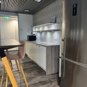 MÜÜA TÖÖTAV BUTIIK-ILUSTUUDIO KOOS MEESKONNA, KOOLITUSPOTENTSIAALI JA DIGITAALSE TARISTUGA