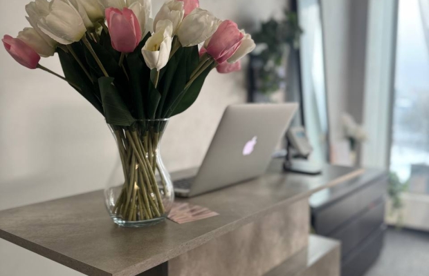 MÜÜA TÖÖTAV BUTIIK-ILUSTUUDIO KOOS MEESKONNA, KOOLITUSPOTENTSIAALI JA DIGITAALSE TARISTUGA