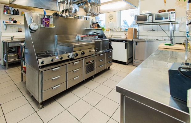 Tegutsev pubi Rapla kesklinnas – hoone, maa, inventar ja seadmed