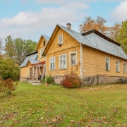 Väärika hingega endine kirikumõisa peahoone ootab uut peremeest!