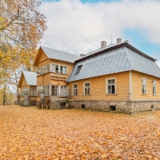 Väärika hingega endine kirikumõisa peahoone ootab uut peremeest!