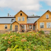 Väärika hingega endine kirikumõisa peahoone ootab uut peremeest!