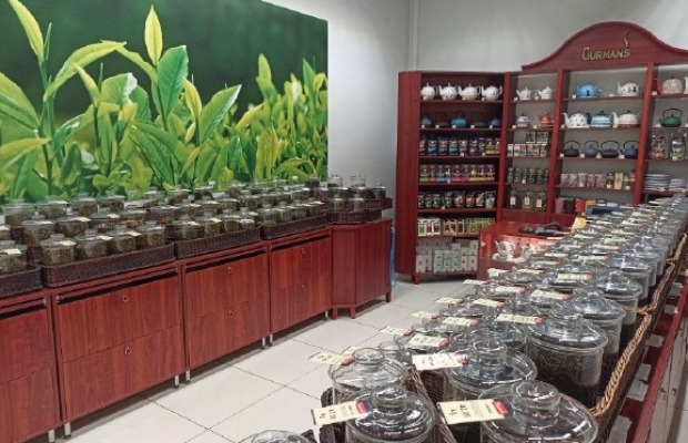 Väga tuntud kaubamärgiga tee ja kohvi ning nende tarvikute maaletooja ja müüja.