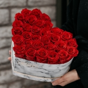 Eestis hästi tuntud kaubamärgiga kauasäilivate lillede ja sisustuskaupade müüja