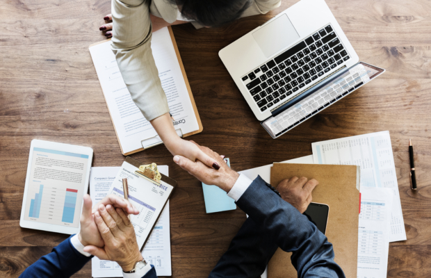 Firma loomise sammud 6 Business people shaking hands together